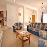 Spacious With Private Pool بيت للعطل
