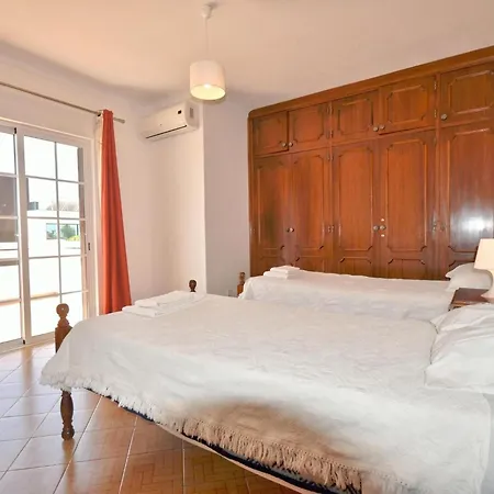 Spacious In The Typical Portuguese Style With Private Swimming Pool Near Semesterbostad