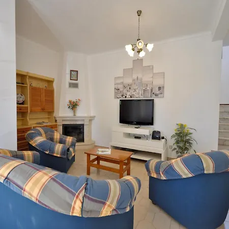 Semesterbostad Spacious With Private Pool