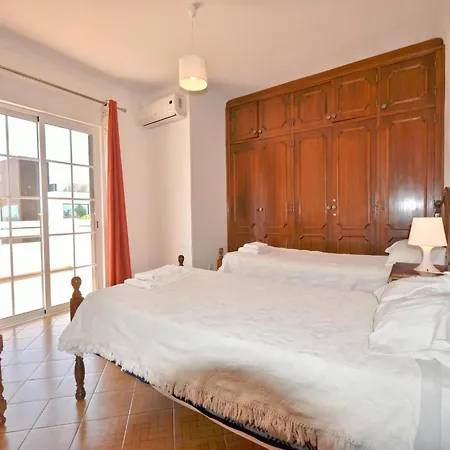 Spacious In The Typical Portuguese Style With Private Swimming Pool Near *
