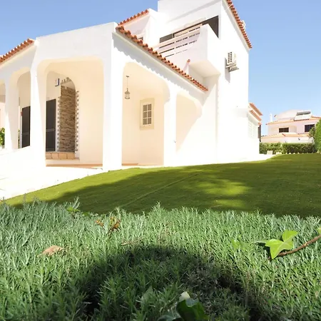 Spacious In The Typical Portuguese Style With Private Swimming Pool Near *