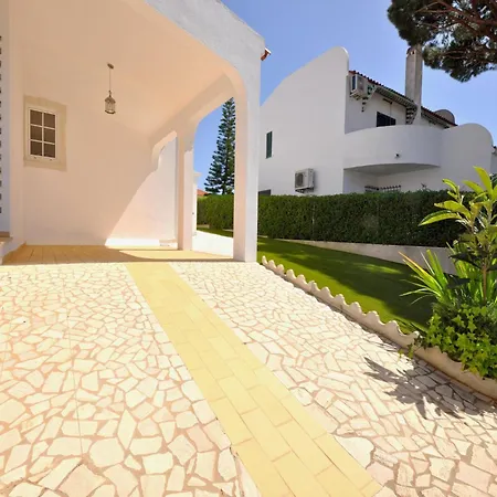 Spacious In The Typical Portuguese Style With Private Swimming Pool Near Vilamoura