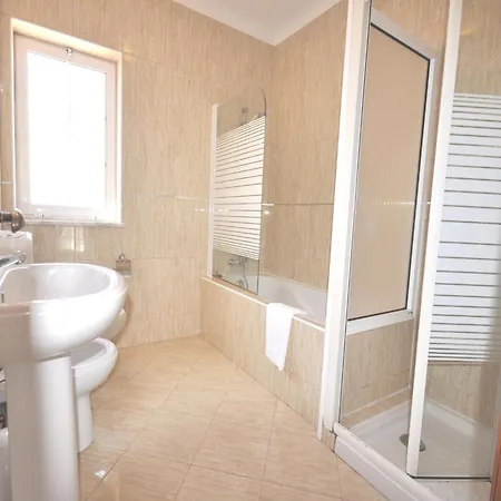 Дом отдыха Spacious With Private Pool Виламура